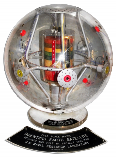  Внутреннее устройство и размещение приборов понятно из демонстрационной модели «стандартного» спутника Vanguard 